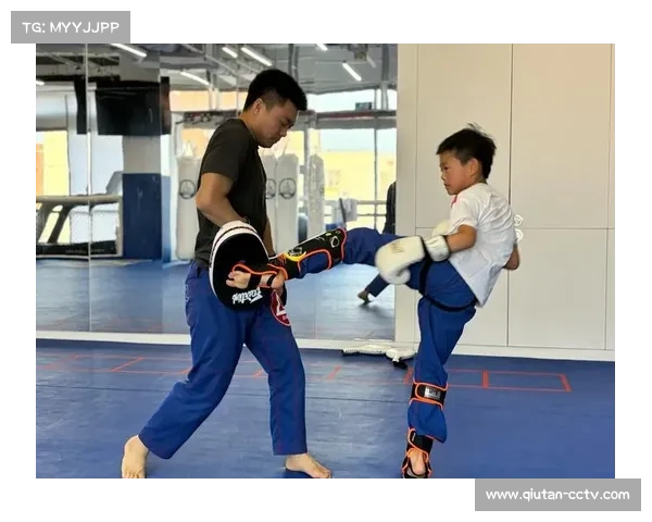 成都家长带孩子体验拳击课，防身术需求促儿童市场增长