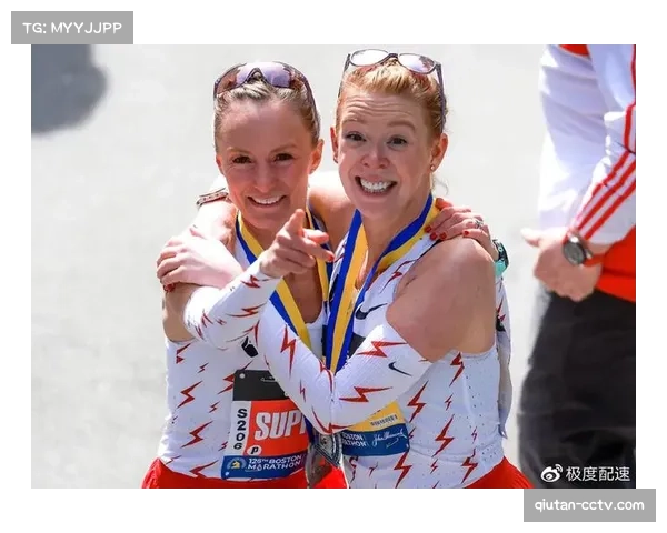 波士顿马拉松终点线，女子冠军切贝特冲线后与女儿相拥